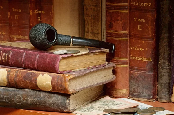 Cărți rusești vechi fumat țeavă și monede — Fotografie, imagine de stoc