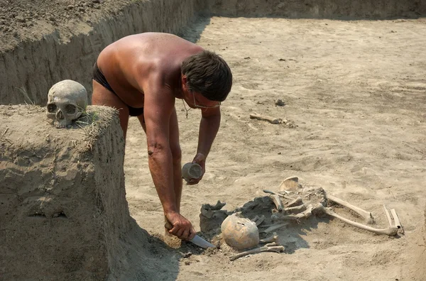 Archäologe gräbt uraltes Grab aus — Stockfoto