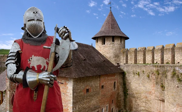 Cavaliere medievale nel castello — Foto Stock