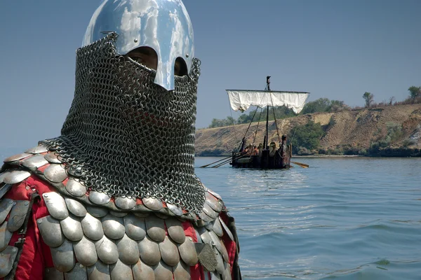 Cavaliere europeo medievale e barca a vela Fotografia Stock