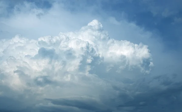 Thunderstorm cloud — Stock Photo, Image