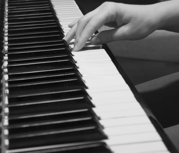 Spela på gamla piano — Stockfoto