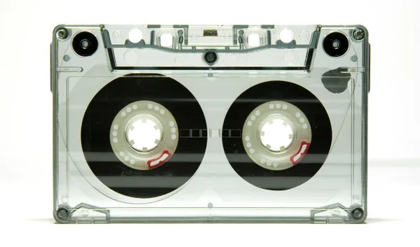 Старая кассетная лента изолирована над белой — стоковое фото