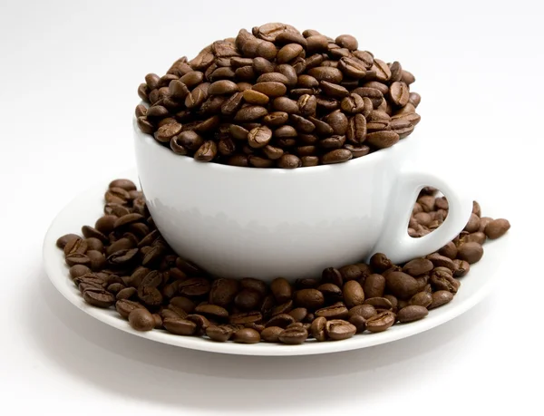 コーヒー豆でいっぱいのマグカップ — ストック写真