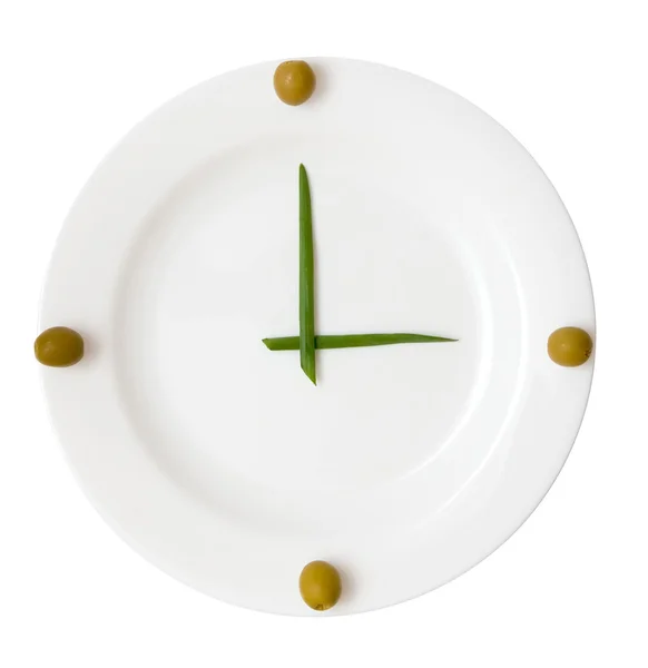 Оливки, зеленый лук, тарелка - часы — стоковое фото