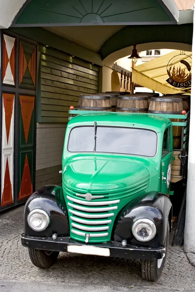 Старый зелёный грузовик — стоковое фото