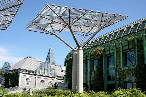 Lentetijd - ecologische modern gebouw — Stockfoto