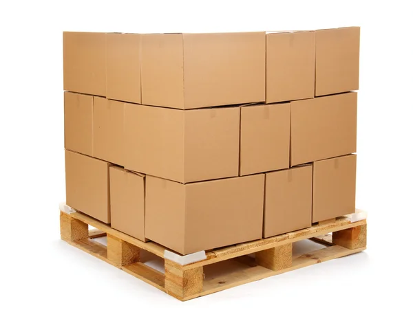 Картонные коробки на деревянной палитре — стоковое фото