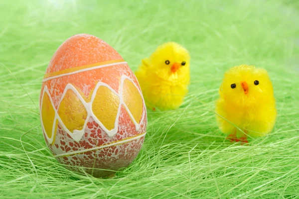 Polluelos y pintado colorido huevo de Pascua —  Fotos de Stock