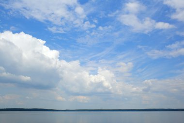 lake yüzey üzerinde bulut