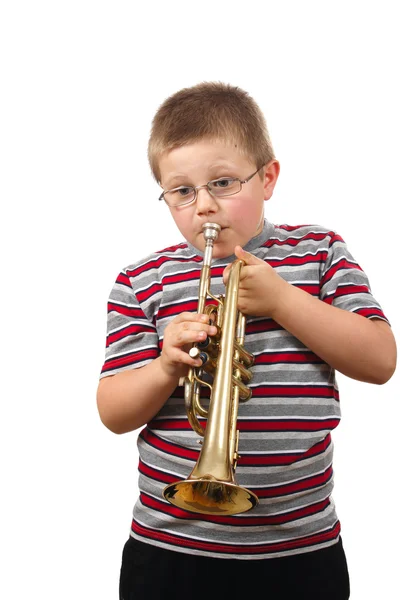 Rapaz soprando trompete — Fotografia de Stock