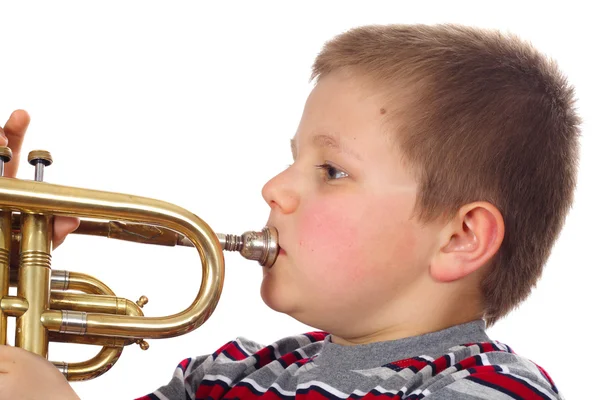 Хлопчик дме труба — стокове фото
