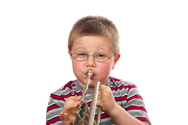Chico tocando la trompeta — Foto de Stock