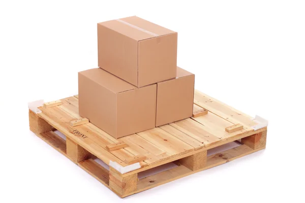Caixas de papelão na paleta de madeira — Fotografia de Stock