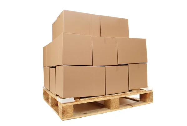 Картонні коробки на дерев'яній палітрі — стокове фото