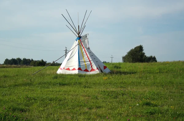 Tipi on green meadow — Stock Photo, Image