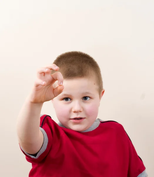 Liten pojke gest ok — Stockfoto