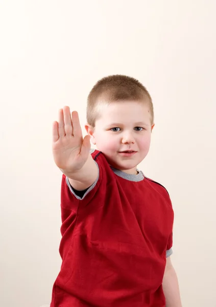 Liten pojke stående, gest — Stockfoto