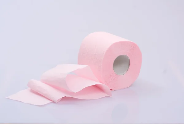 Ролл з рожевого туалетного паперу — стокове фото