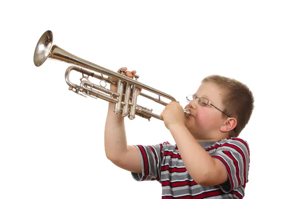Junge bläst Trompete — Stockfoto