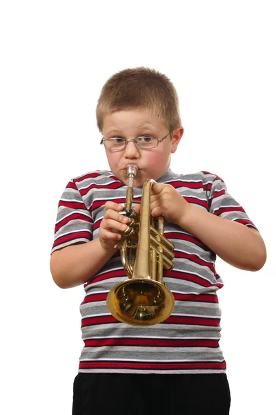 Pojken blåser trumpet — Stockfoto