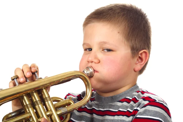Junge bläst Trompete — Stockfoto