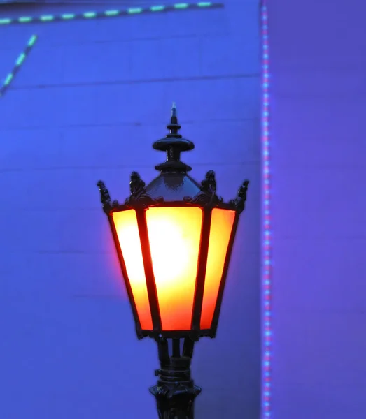 Régi utcai lámpa, világítás este — Stock Fotó
