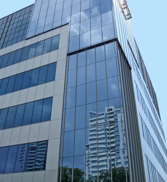 New glass reflective building, blue sky — Stock Photo, Image