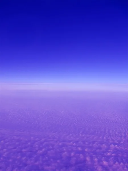 Cielo spaziale blu con nuvole viola — Foto Stock