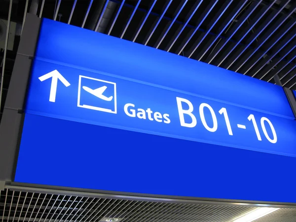 Flughafen-Gate-Schild, Flugreisen — Stockfoto