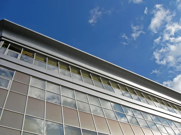 Yeni kentsel cam yansıtıcı bina — Stok fotoğraf