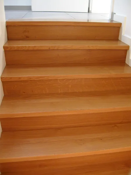 Kahverengi merdiven, ev iç — Stok fotoğraf