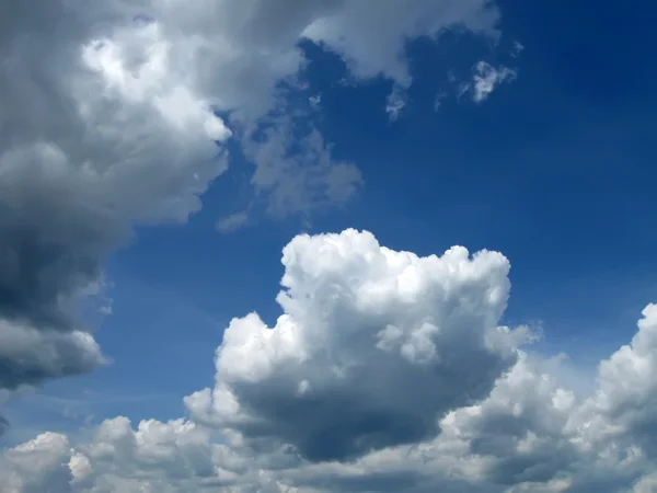 Beyaz bulutlar ve mavi gökyüzü güneşli gün — Stok fotoğraf