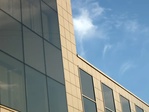 Edifício reflexivo de vidro de negócios urbano — Fotografia de Stock