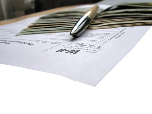 Ingresos e impuestos con el formulario W-9 Tax —  Fotos de Stock