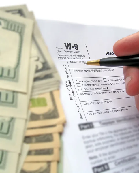 W-9 inkomsten belastingformulier invullen door pen — Stockfoto