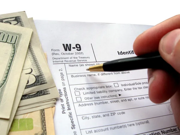 Preencher o formulário de imposto de receita w-9 (w9) — Fotografia de Stock
