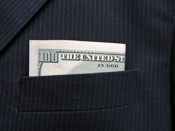 Банкнота в 100 долларов в кармане — стоковое фото