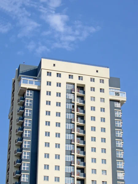 Neues städtisches modernes gelb-graues Gebäude — Stockfoto