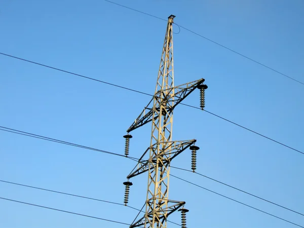 Electrical powerlines, electricity pylon — Stock Photo, Image