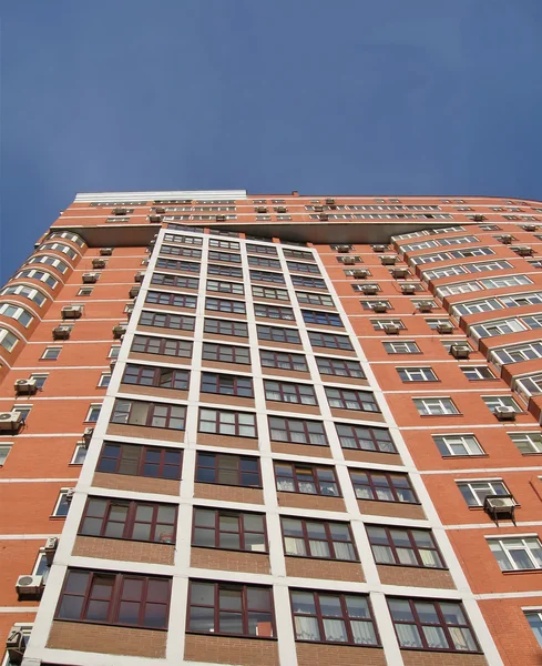 Jeden miejski wysoki budynek, czerwony brązowy Cegła — Zdjęcie stockowe