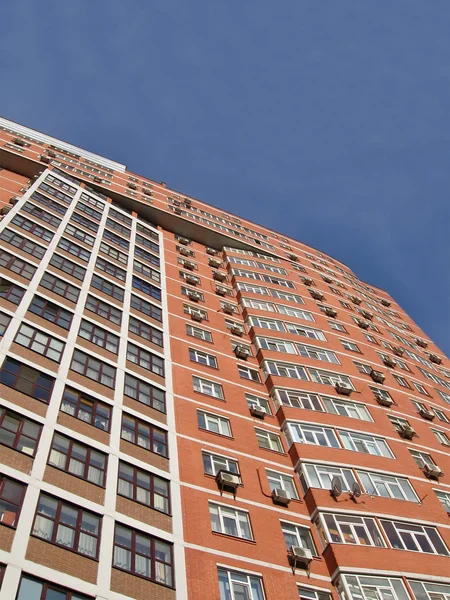 Bir kentsel yüksek bina, kırmızı kahverengi tuğla — Stok fotoğraf