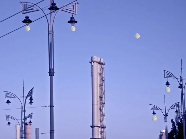 Λάμπα του δρόμου πυλώνες, βιομηχανία σωλήνες, φεγγάρι — Φωτογραφία Αρχείου
