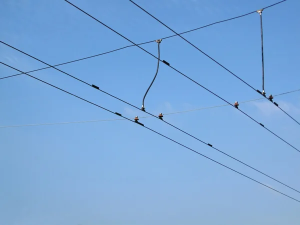 Energia fios elétricos, isoladores, céu — Fotografia de Stock