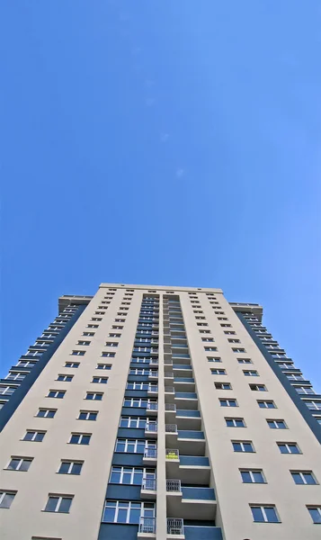 Neues städtisches modernes gelb-graues Gebäude, — Stockfoto