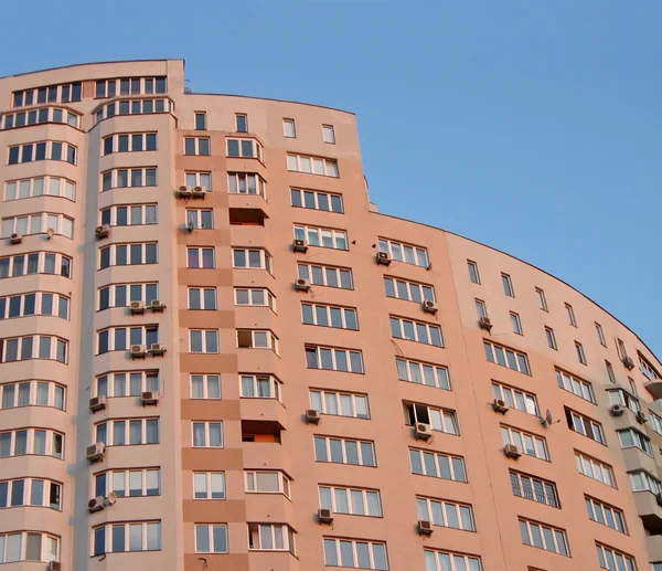 Nouveau bâtiment urbain haut rouge, satellites , — Photo