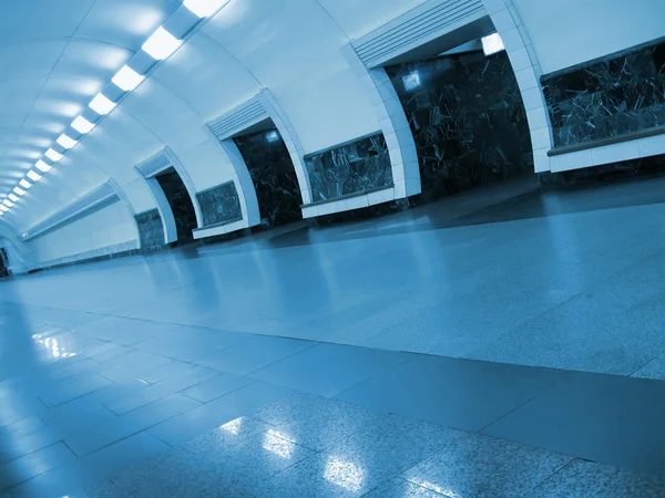 Nadie, perspectiva del metro fluorescente — Foto de Stock