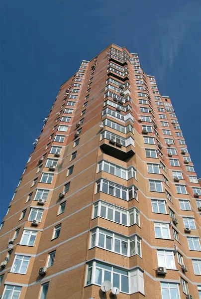 Nowe, wysoki budynek z czerwonej cegły, satelitarna — Zdjęcie stockowe