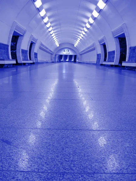 Неоновый фиолетовый интерьер метро, никто, город — стоковое фото