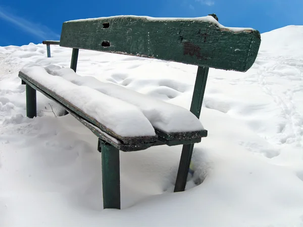 Vintage groene houten bank, witte sneeuw — Stockfoto